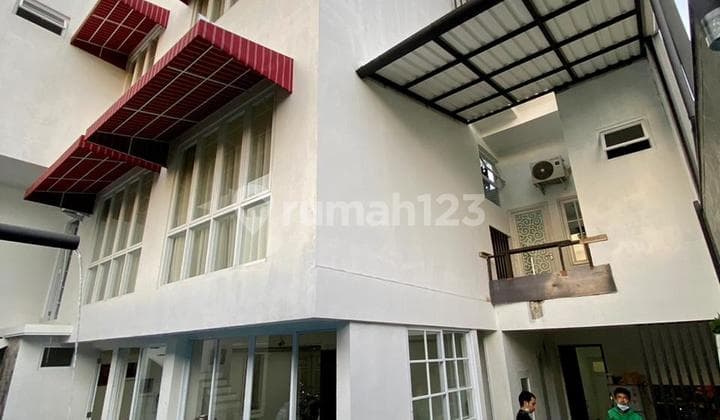 Dijual Rumah Mewah 3 Lantai Ada Kolam Renang di Pondok Kelapa