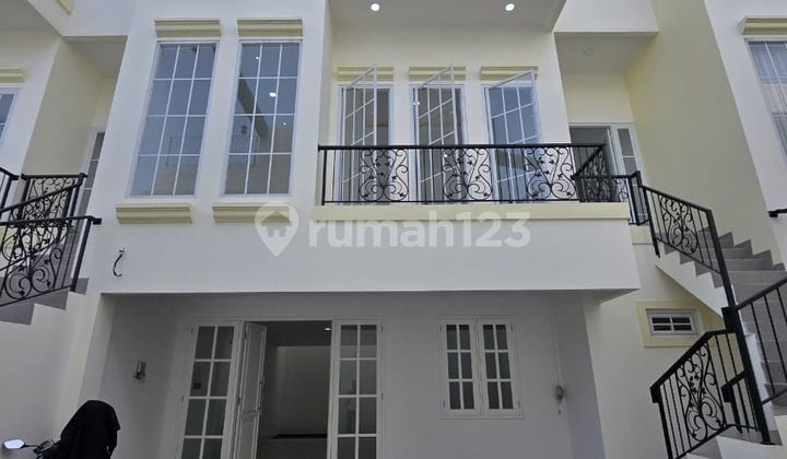 Rumah Baru Mewah siap huni 3 lantai Strategis di Kayu Putih