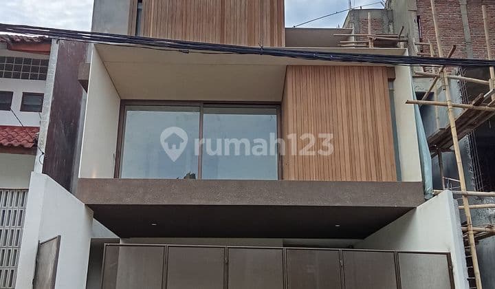 Rumah Mewah Modern Tropis Kokoh 3 Lantai Strategis di Cinere
