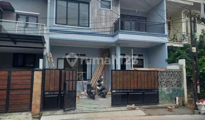 Rumah Minimalis 2 Lantai siap huni strategis di Pondok Kelapa