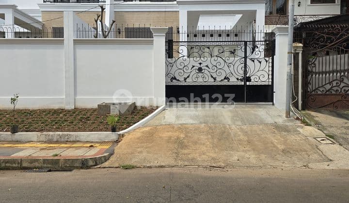 Rumah Baru Desain Classic Modern dalam Komplek di Duren Sawit