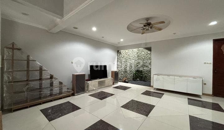 House in Puri Area, West Jakarta Ready to Occupied with New Kitchen Set