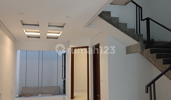 Rumah 3 Lantai Sunrise Garden
