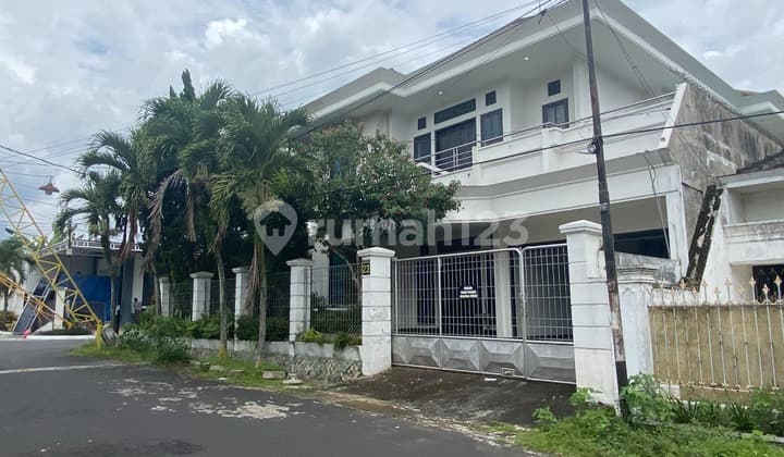 BU RUMAH BESAR HOOK DUA LANTAI TENGAH KOTA AREA RAYA TIDAR KLOJEN KOTA MALANG