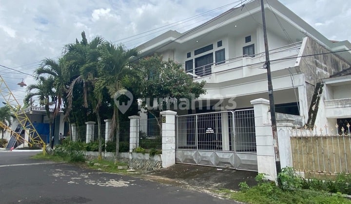 BU RUMAH BESAR HOOK DUA LANTAI TENGAH KOTA AREA RAYA TIDAR KLOJEN KOTA MALANG