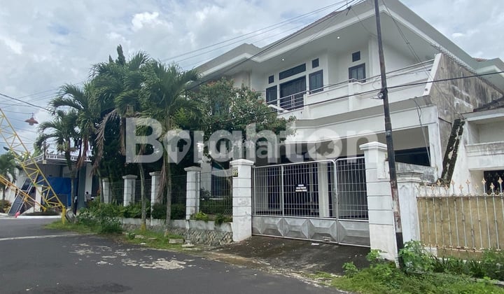 Butuh cepat laku RUMAH BESAR HOOK DUA LANTAI TENGAH KOTA AREA RAYA TIDAR KLOJEN KOTA MALANG