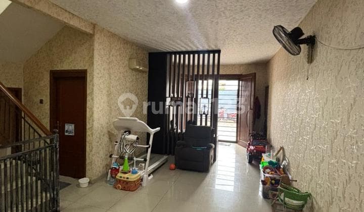 Rumah Sangat Terawat dan Bagus di Kav DKI Jakarta Barat Nego