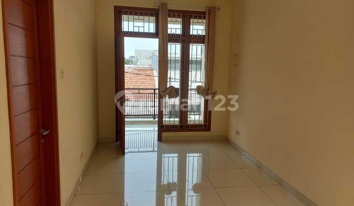 Ready-to-Occupy House in the Strategic Kosambi Baru Housing Complex, West Jakarta