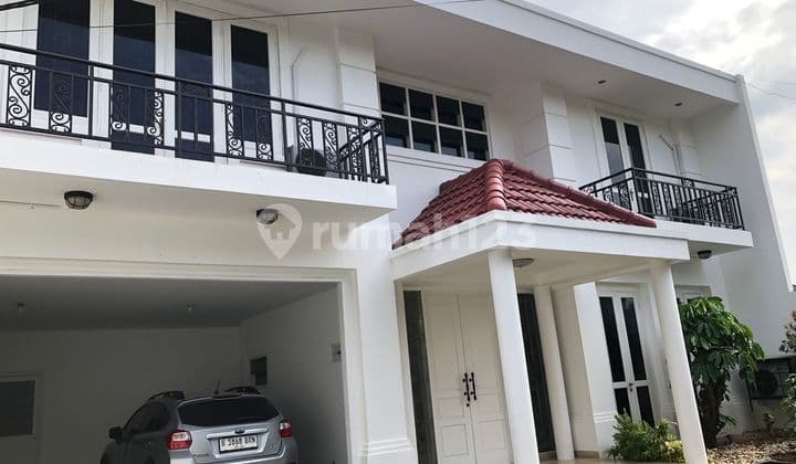 Disewakan rumah mewah dan terawat,cocok untuk keluarga besar ada kolam renangnya