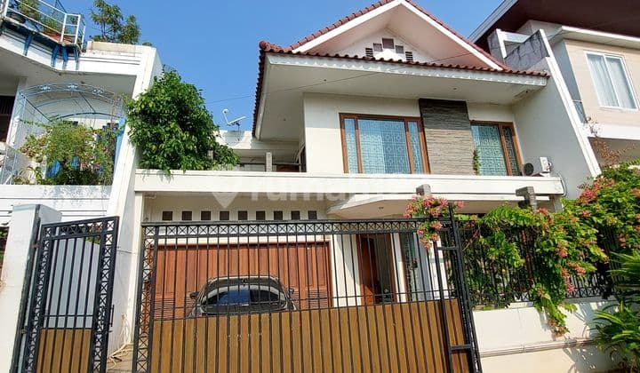 2-story American Classic House in a Housing Complex