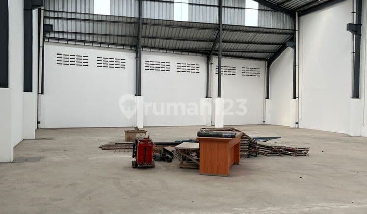 Gudang ada Kantor 2 Lantai di Kav DPR Pinang Tangerang Strategis