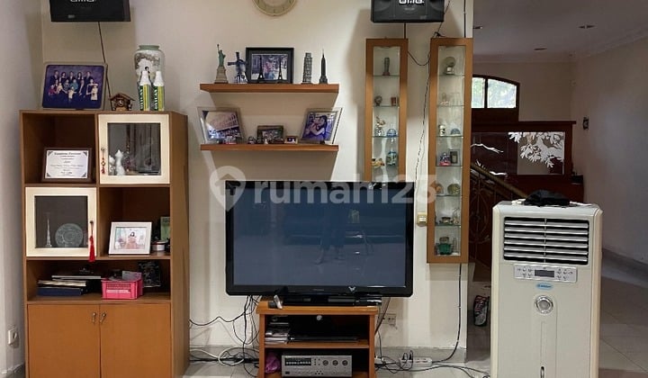 Rumah Minimalis Modern, Semi Furnish, Sangat Terawat , Lokasi Tdk Banjir.