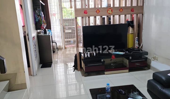 Rumah Cantik Semi Furnished Hadap Selatan, Tinggal Bawa Koper! Strategis Dekat Tol Lokasi di Cluster Amerika latin Green Lake City