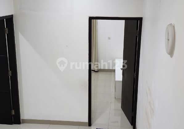 Sewa Cepat! Rumah 3 Lantai Modern di Duri Kosambi, Fully Furnished & Siap Tempati