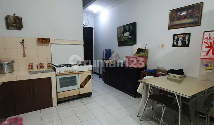 Negotiate Semi-Furnished House, Good and Strategic Location Near Karang Tengah Toll Road in Kosambi Baru