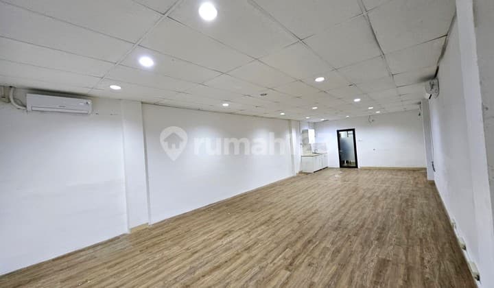 Negotiate for a 4-Story Full Ruko in Business Park, Good Condition and Already SHM Certified in Meruya Kembangan, West Jakarta.