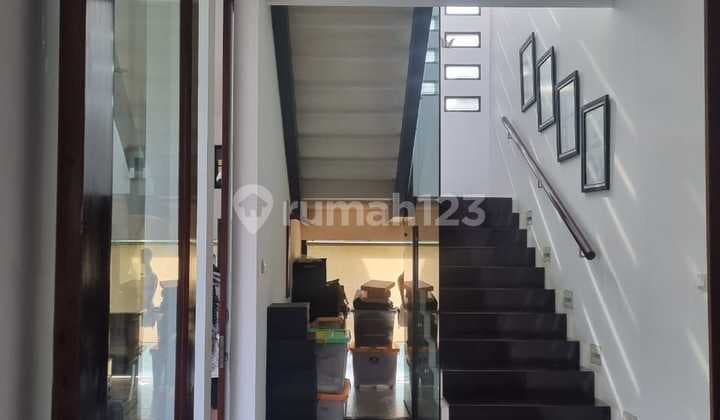Dijual Rumah Luas dengan Taman di Kebon Jeruk