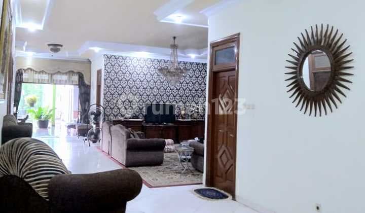 Nice and semi-furnished house at an affordable price, negotiable, on Jl Mesjid, Kebon Jeruk.