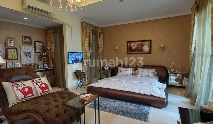 Harga Nego Sampai Deal! Rumah Mewah Semi Furnished Cocok untuk Keluarga Besar di Slipi Jakarta Barat