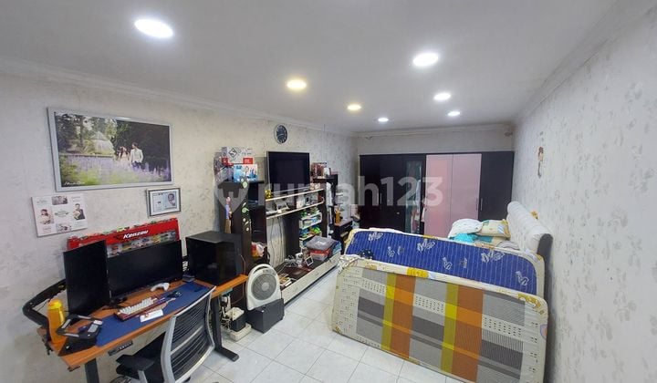 Nego Ambil Cepat, Rumah Bebas Banjir Semi Furnished Lokasi Strategis di Taman Palem Lestari Cengkareng