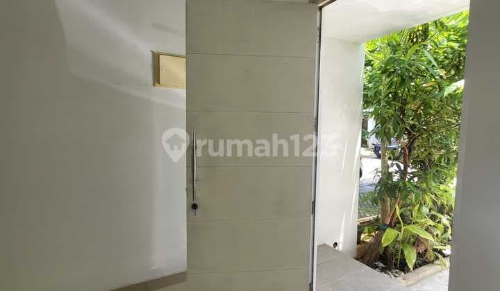 Dijual Cepat! Rumah Modern 2 Lantai di Green Lake City, Jakarta Barat. Nego Tipis!