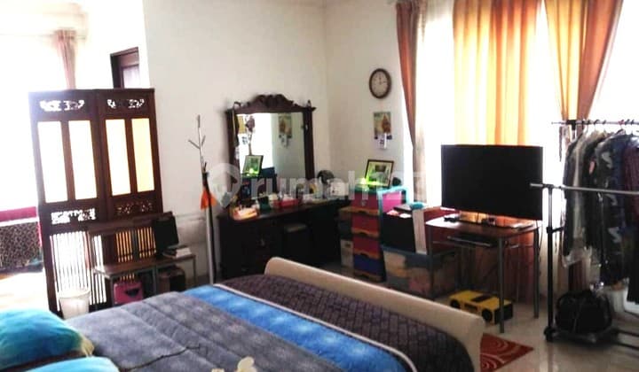 Siap Huni Rumah yang Nyaman 2 Lantai + Basement di Kemanggisan