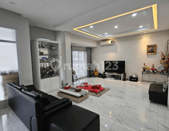 Ready-to-Occupy House in Latin America Green Lake City Strategic Location