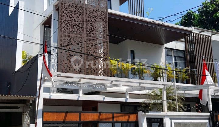 Rumah Dijual 3 Lantai SHM Modern Tropical di Pamulang Estate