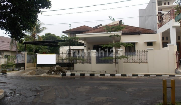 Rumah Hook Depan Taman di Sektor V