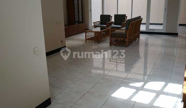Rumah Modern Minimalis 2 Lantai di Mekar Wangi