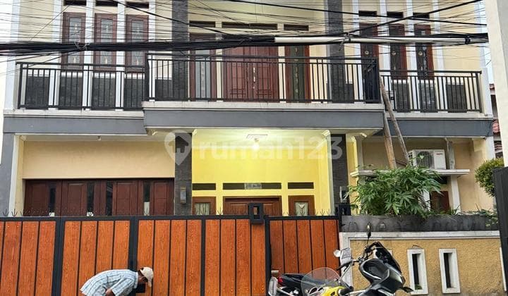 2-Story House in a Hook Position and Very Well-Maintained, Clean Ready to Occupy in Jagakarsa Flood-Free Area, Very Comfortable and Safe Environment, Highly Strategic Location Close to Transmart Cilandak and Near Lenteng Agung KRL Station