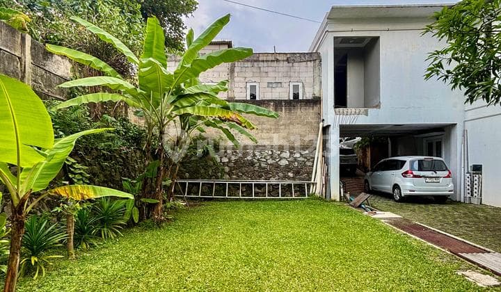 Rumah Secondary Terawat Siap Huni Dengan Halaman Luas Berlokasi Di Area Nusaloka- Bsd, Tangerang Selatan