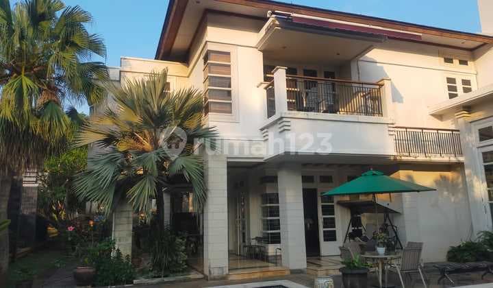 Rumah Mewah Strategis Ada Swimming Pool Dekat Taman di Bintaro Tangsel Js-16434