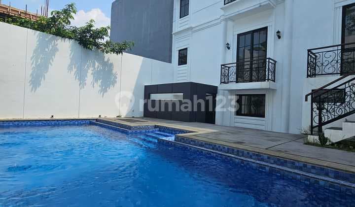 Rumah Strategis Dgn Swimming Pool & Backyard Bintaro Tangsel Lr-10457