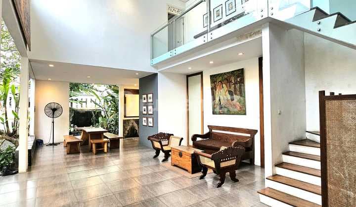 Rumah Mewah Strategis Ada Swimming Pool Dekat Pusat Belanja di Bintaro Tangsel Lr-16343