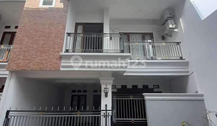 Rumah 3 Lantai Adam Malik Area Cipadu Semi Furnished
