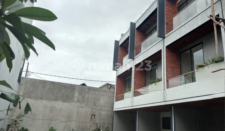 Rumah 4 Lantai Area Bangka Nempel Kemang Jaksel