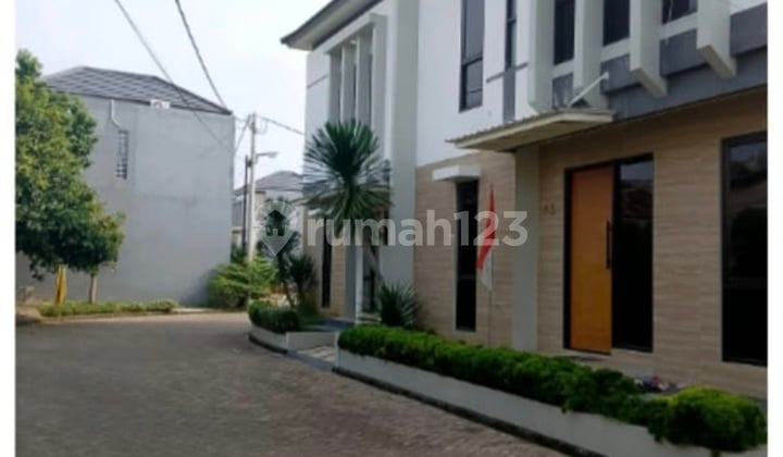 Rumah 2 Lantai Area Larangan Dekat Halte Puribeta
