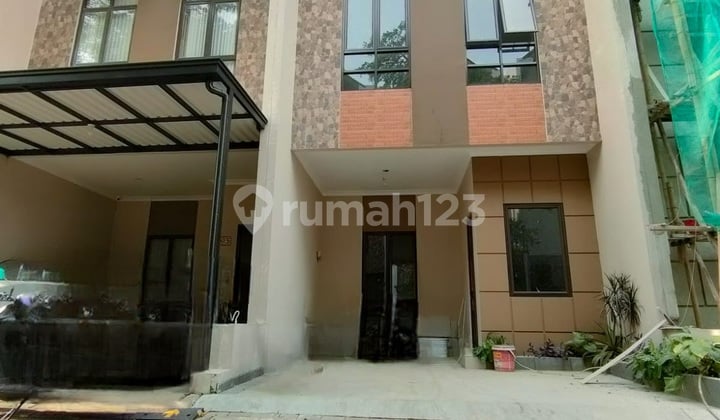 Rumah 2 Lantai Area Larangan Dekat Halte Busway Puribeta