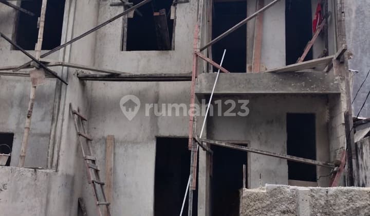 Rumah 2 Lantai Area Larangan Dekat Kejaksaan Squad Joglo