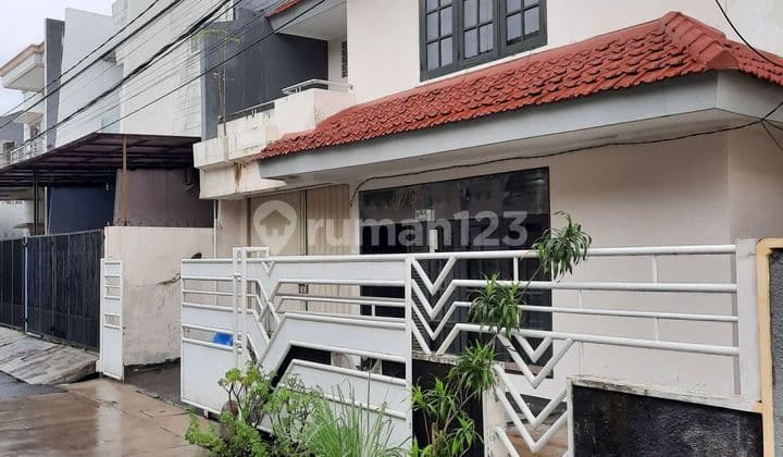 Large 2-story house in Duri Kepa, flood-free, close to Kebon Jeruk, Tomang, Tanjung Duren, West Jakarta.