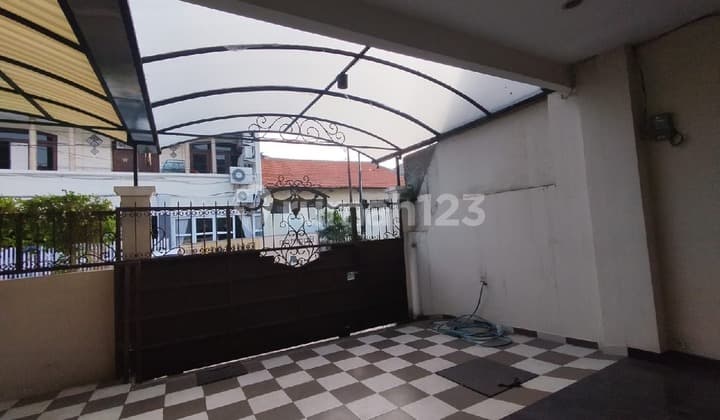 Rumah Darmo Permai Selatan Strategis, Furnish