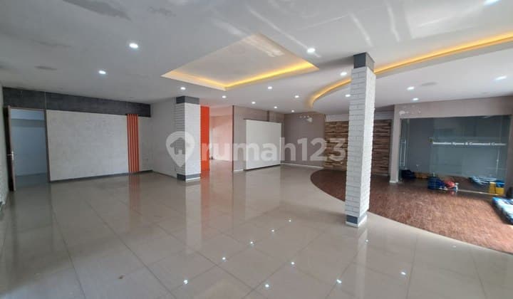 Tempat Usaha Jl Raya Darmo Surabaya, Kapt Parkir 12 Mobil