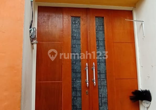 Rumah Menur, Dekat Kampus