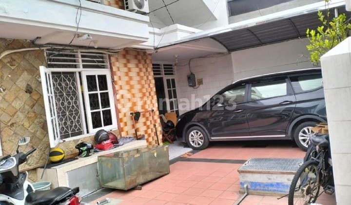 Rumah di Daerah Darmo Harapan Indah, Hadap Timur