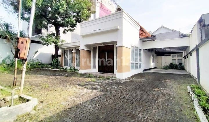 Rumah Jl. Bawean Surabaya Pusat Halaman Luas PLN 6600Watt