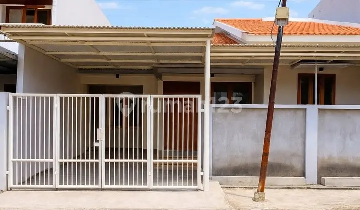 Rumah Manyar Tirtoyoso Strategis - Siap Huni - Carport 2