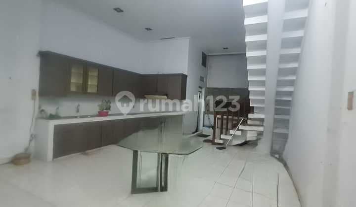 Turun Harga! Rumah 3 Lantai di Pinggir Jalan di Kartini Jakarta Pusat