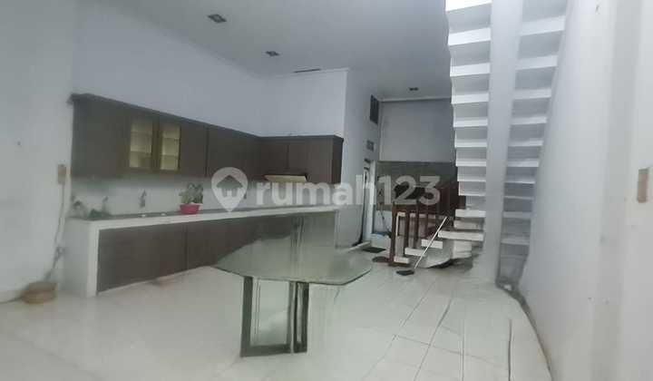 Price Drop! 3-Story House by the Roadside in Kartini, Central Jakarta