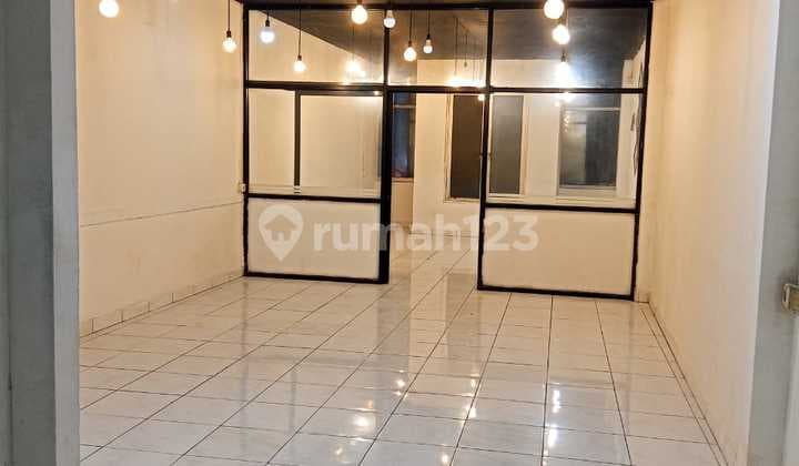 Ruko 3 Lantai Siap Pakai Cocok untuk Kantor Toko Resto Dll di Tebet Utara Jakarta Selatan